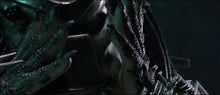 Charger l&#39;image dans la galerie, Fragment de peau Predator - Alien vs Predator
