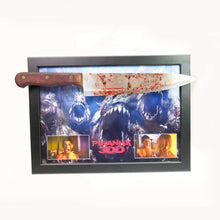 Charger l'image dans la galerie, Couteau ensanglanté - Piranha 3DD avec Christopher Lloyd & David Hasselhoff