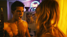 Charger l'image dans la galerie, Couteau ensanglanté - Piranha 3DD avec Christopher Lloyd & David Hasselhoff
